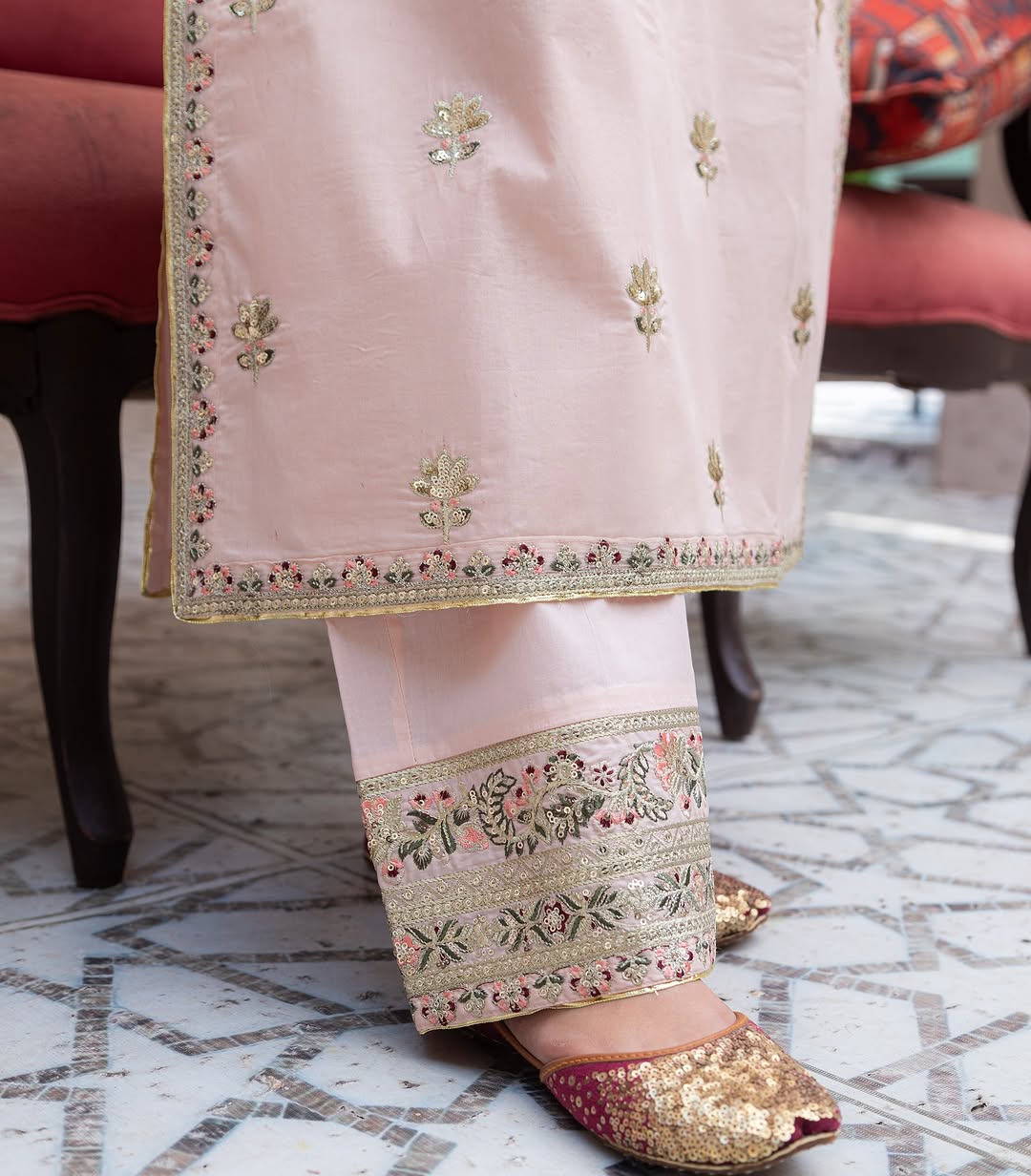 Pink Mist – Elegant Summer Suit for Women