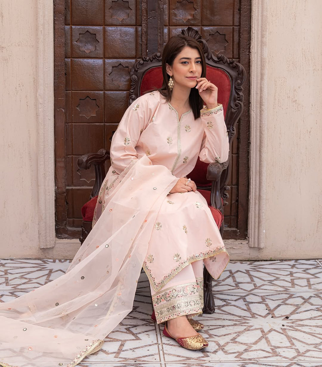 Pink Mist – Elegant Summer Suit for Women
