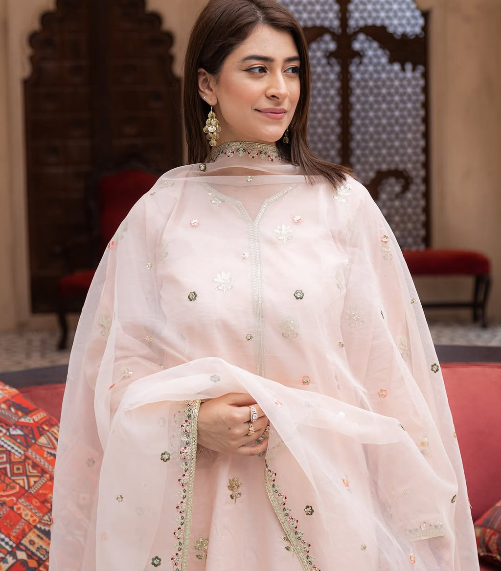 Pink Mist – Elegant Summer Suit for Women